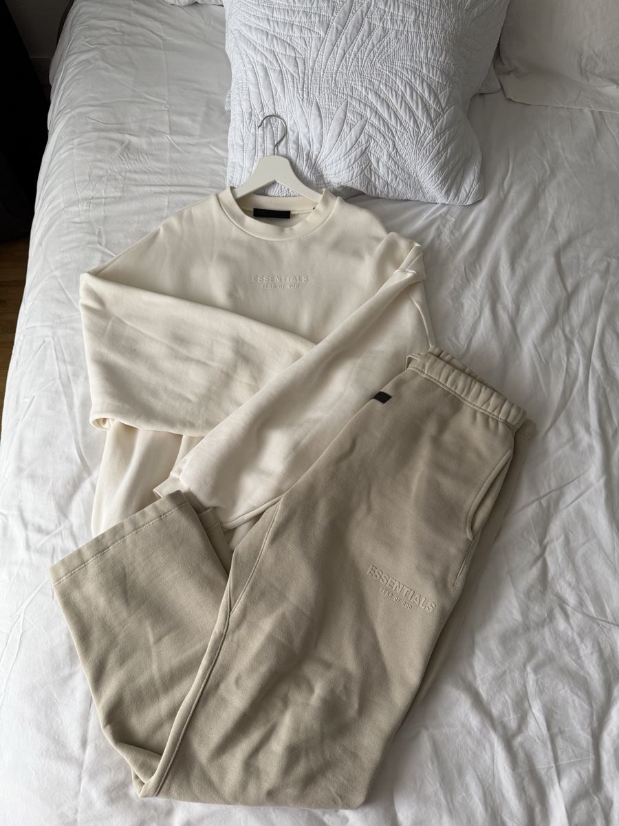 Lots de vêtements: Essential – D'occasion à Martigny par kaitchupp