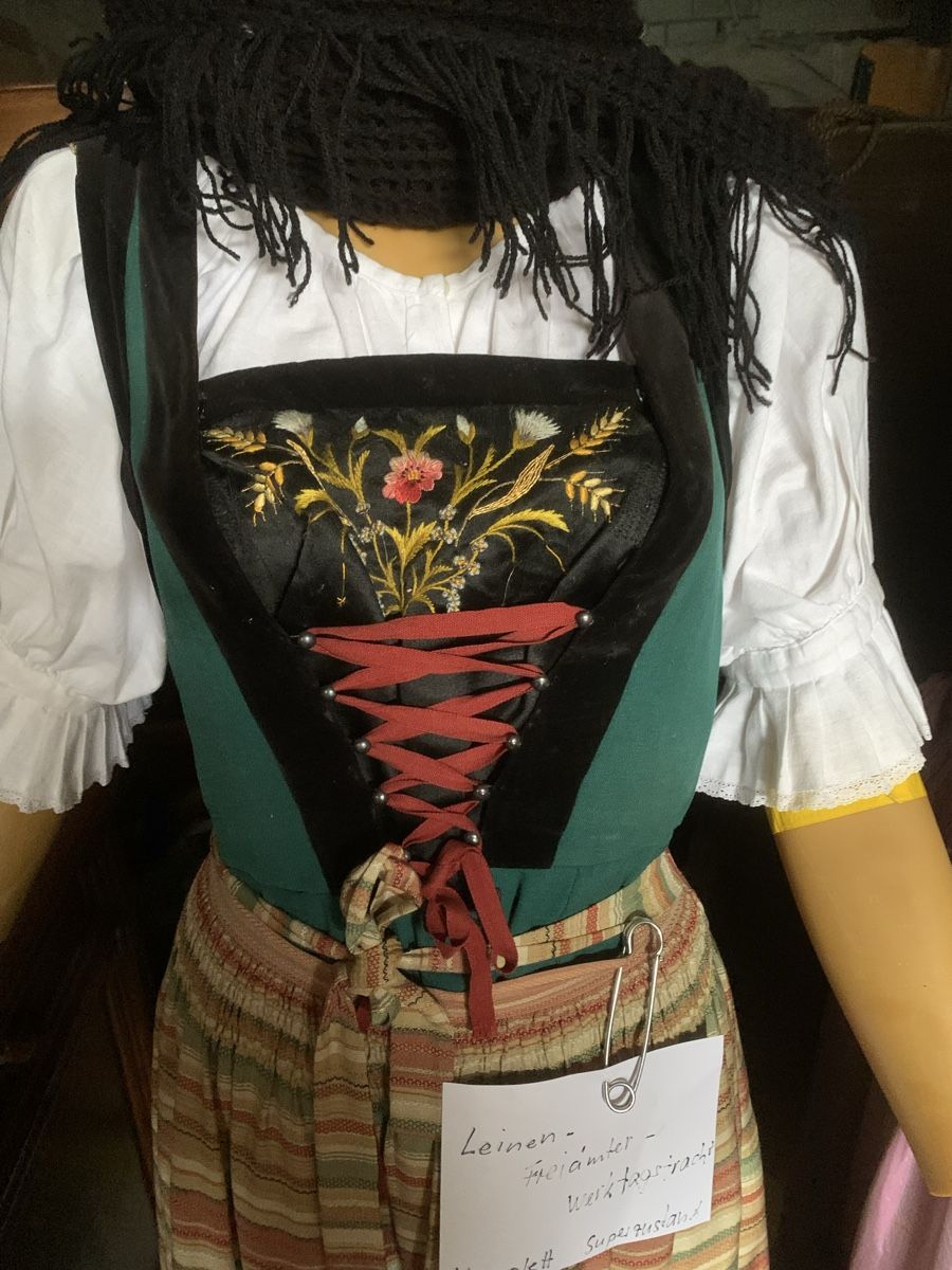 Costumi: Wunderschöne Trachten,Gr.36, Originale,Sonntag/Arbeit, – Usato da Siglistorf venduto da Allerhand0 2