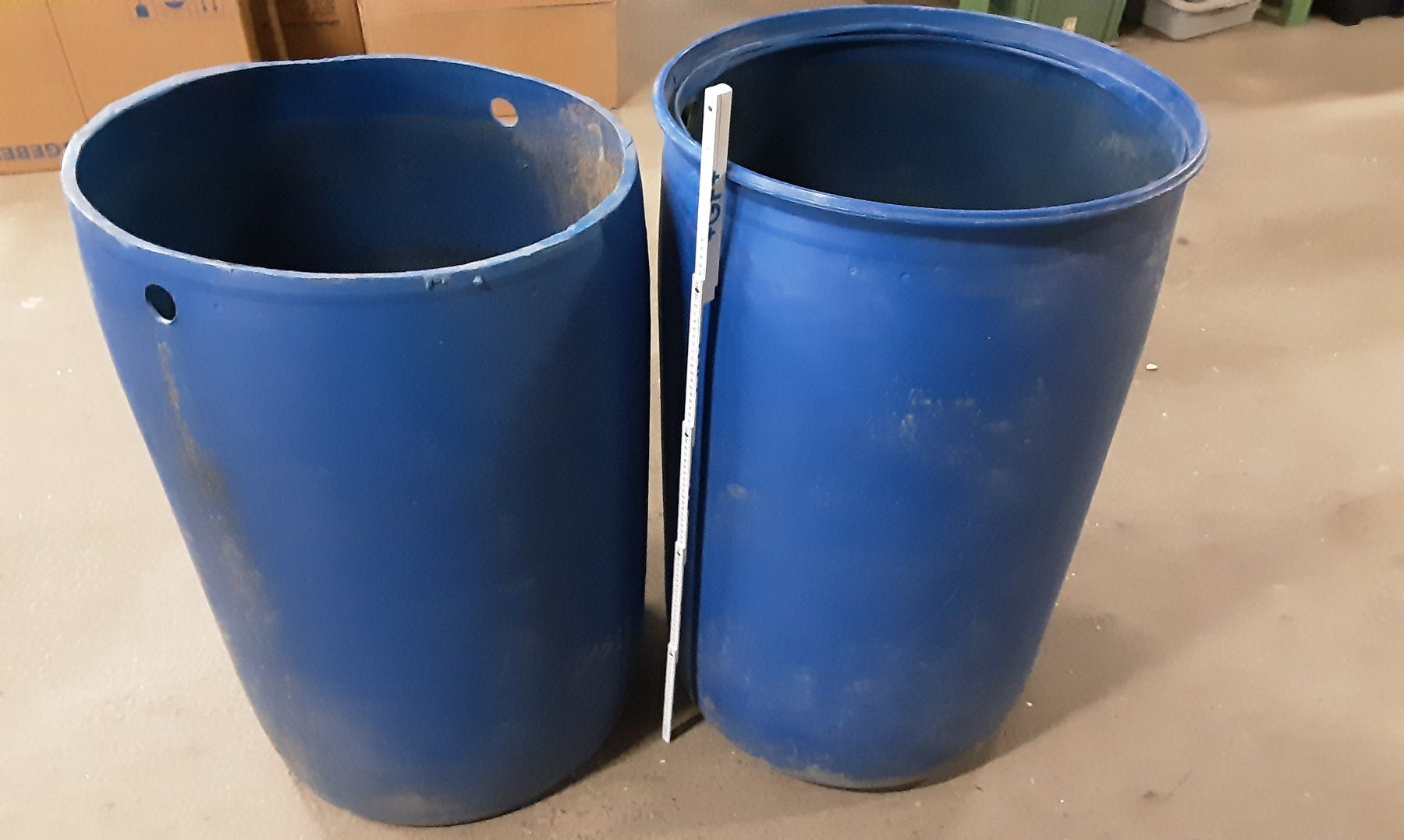 Annaffiatura & Irrigazione: 2 blaue Kunststoff Fässer – Usato da Stans venduto da Kaelti