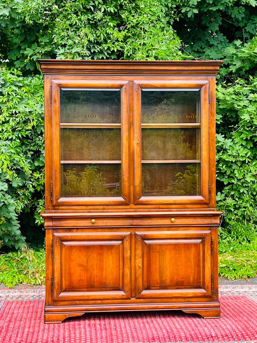 Vetrine: Biedermeier Vitrine Stilmöbel Schrank SELVA Nussbaum – Usato da Gemünden venduto da GEUENWALD 1
