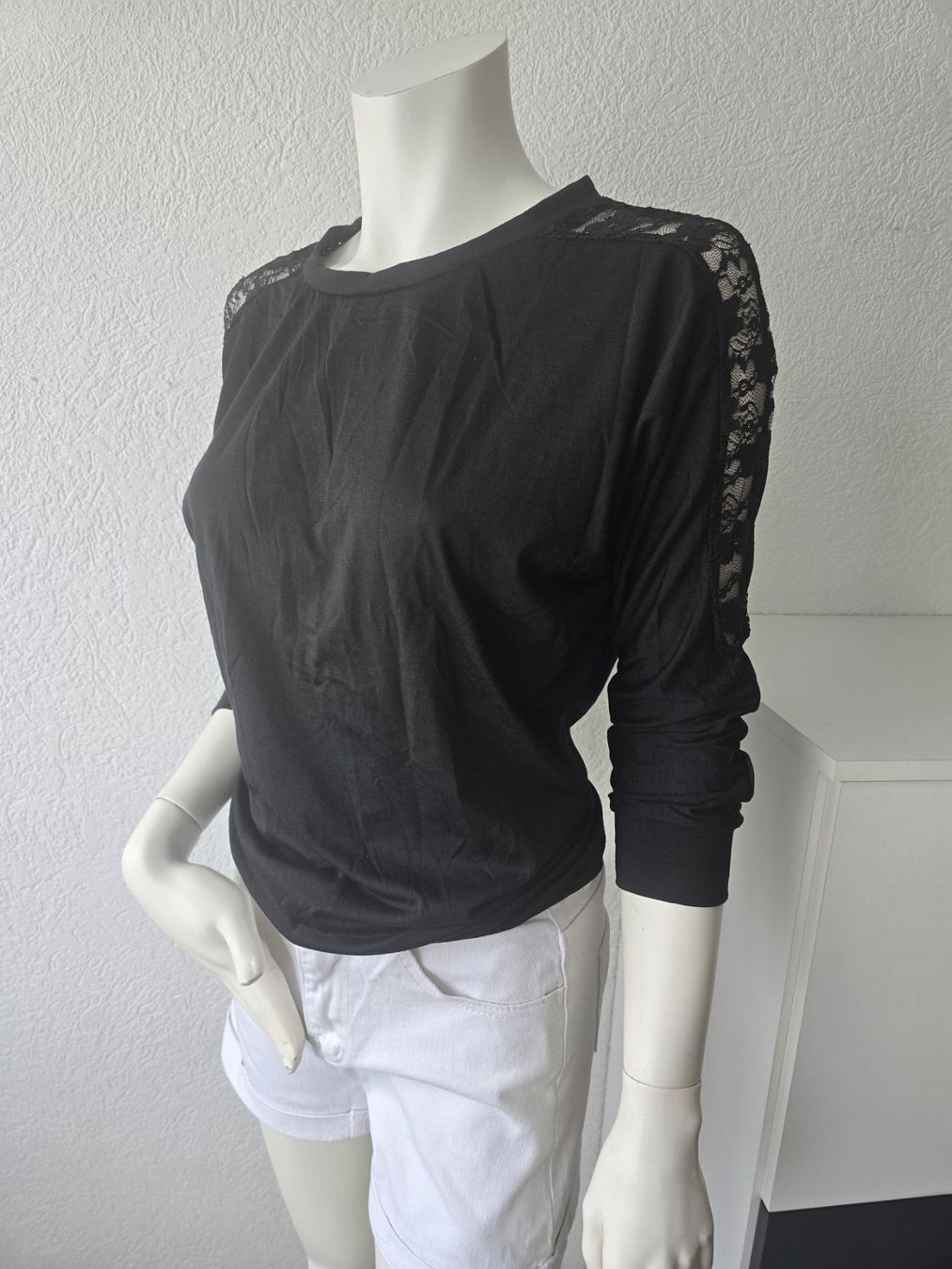Top: Pull noir et dentelle T-S Neuf – Nuovo e nell'imballaggio originale da Les Verrières venduto da kitel79 2