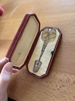 Boîte antique avec dé et ciseaux couture en argent