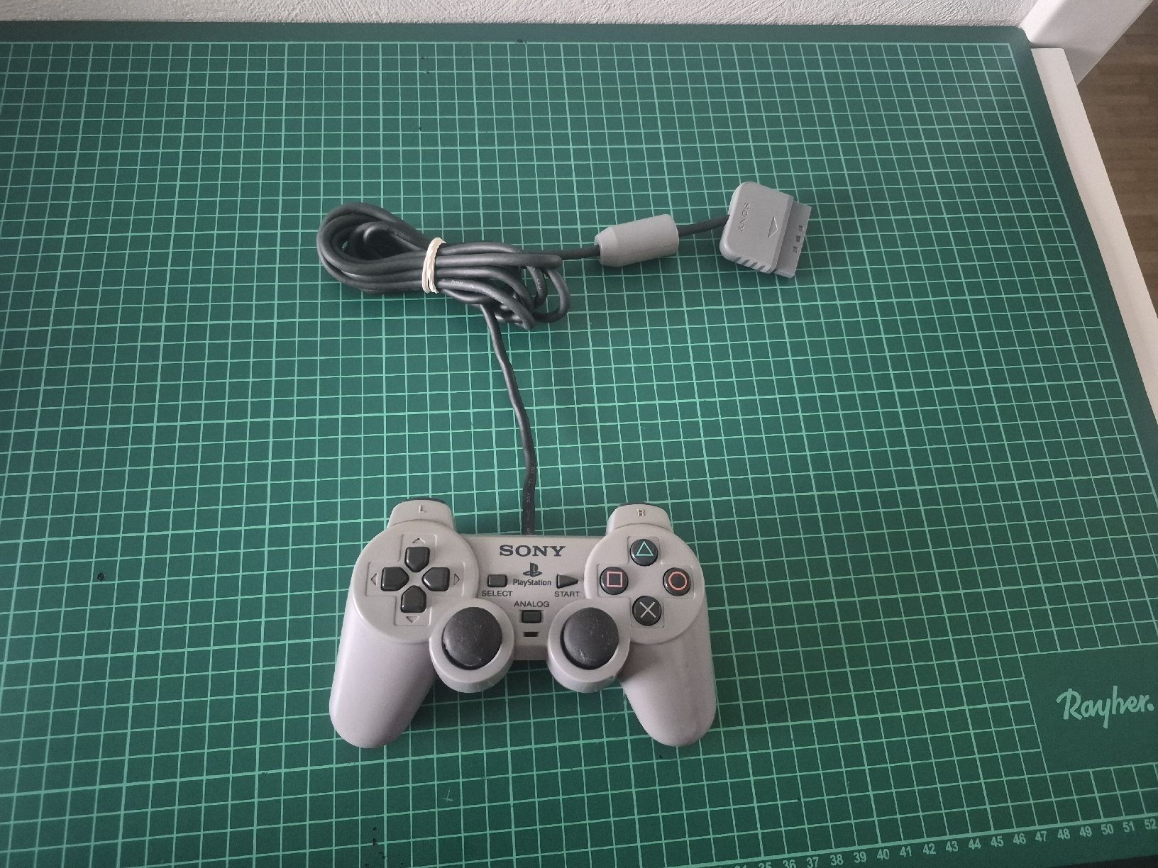 Sony Controller: Used Sony PlayStation 1 PS2  DualShock 2 Controller - Great  – Usato da Meyrin venduto da Retro-GZ