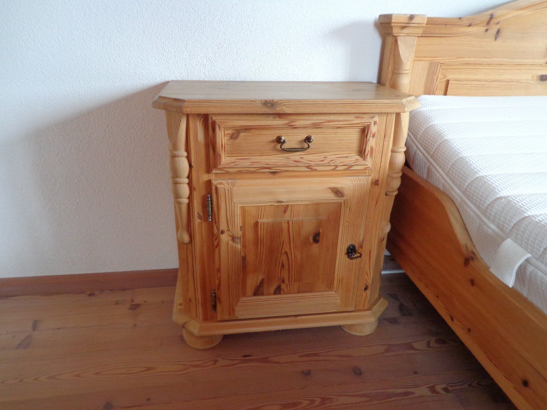 Betten: Doppelbett mit Lattenroste und 2-Nachttische – Gebraucht aus Eschenbach SG von Roeni60 1