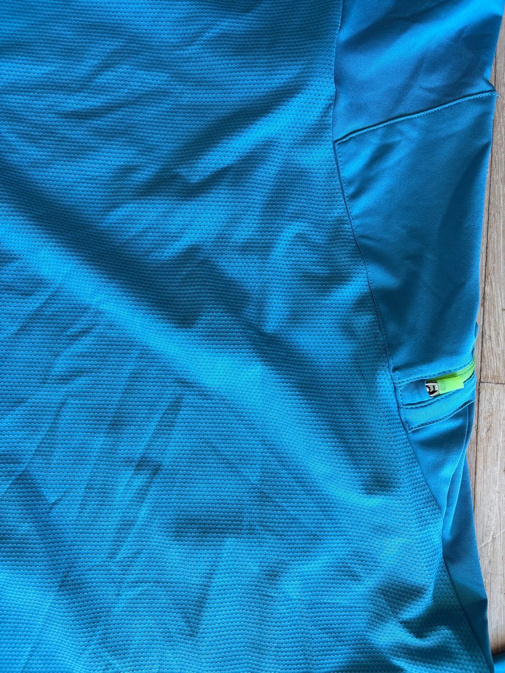 Calvin Klein T-shirt: Calvin Klein Performance Tee, M, turquoise w. Zipper pocket – Usato da Nyon venduto da Iamher 3