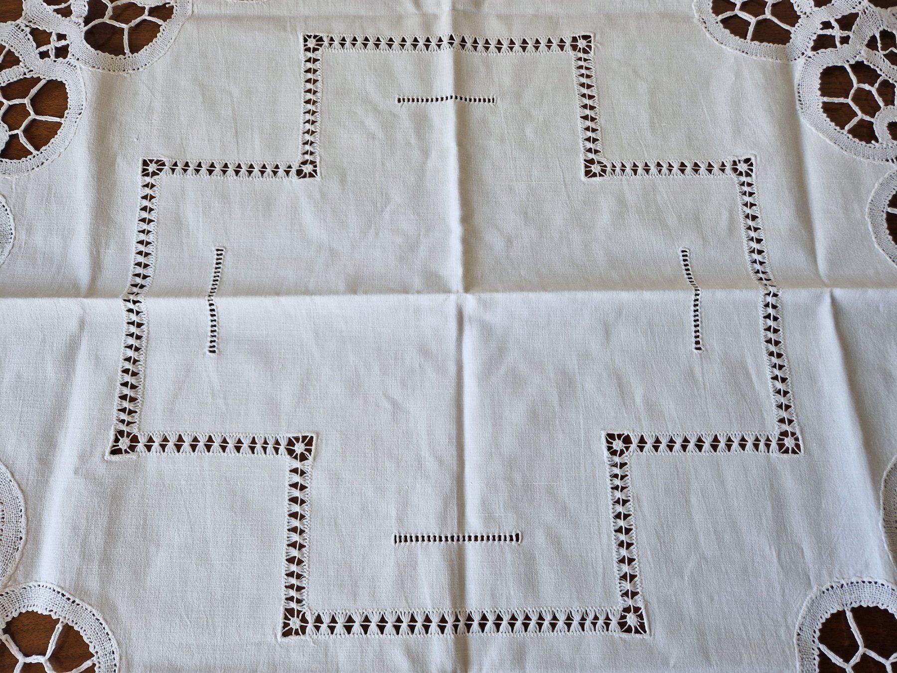 Altra biancheria da tavola: Handgemachte Tischdecke  mit Klöppelspitze , 85x85cm – Nuovo (secondo la descrizione) da Bern venduto da Antikbatik 1