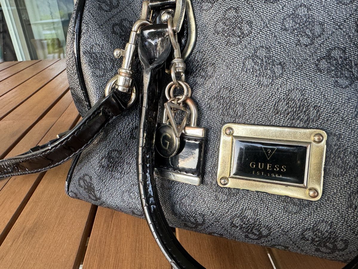 Guess Borse da donna: Guess Monogram Satchel Handbag – Usato da Malans GR venduto da Knoevels 1