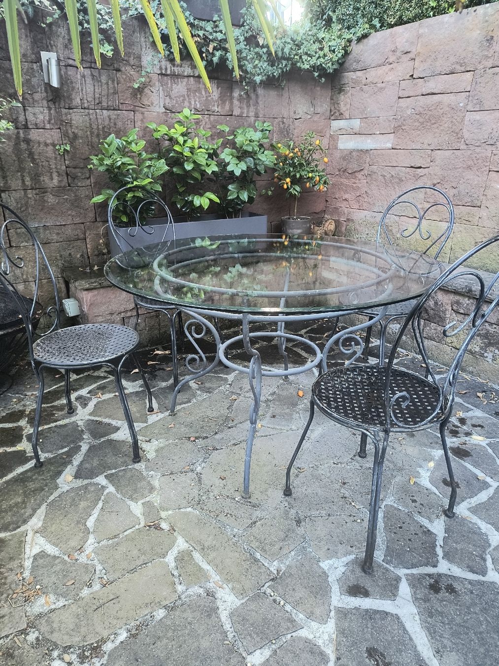 Set di tavolo e panche: Romantischer Gartentisch mit Glasplatte und 4 Stühlen – Usato da Rudolfstetten venduto da mirjamh70