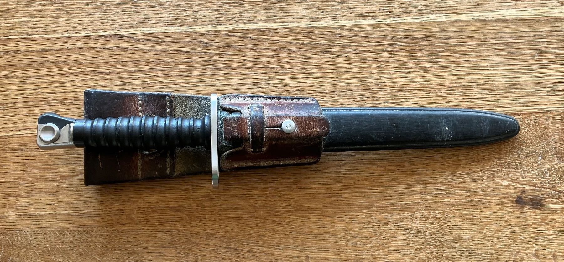 Schweizer Armee Armi bianche: Bajonett mit Scheide Leder braun Metall gebraucht – Usato da Waldstatt venduto da breitaxt 1