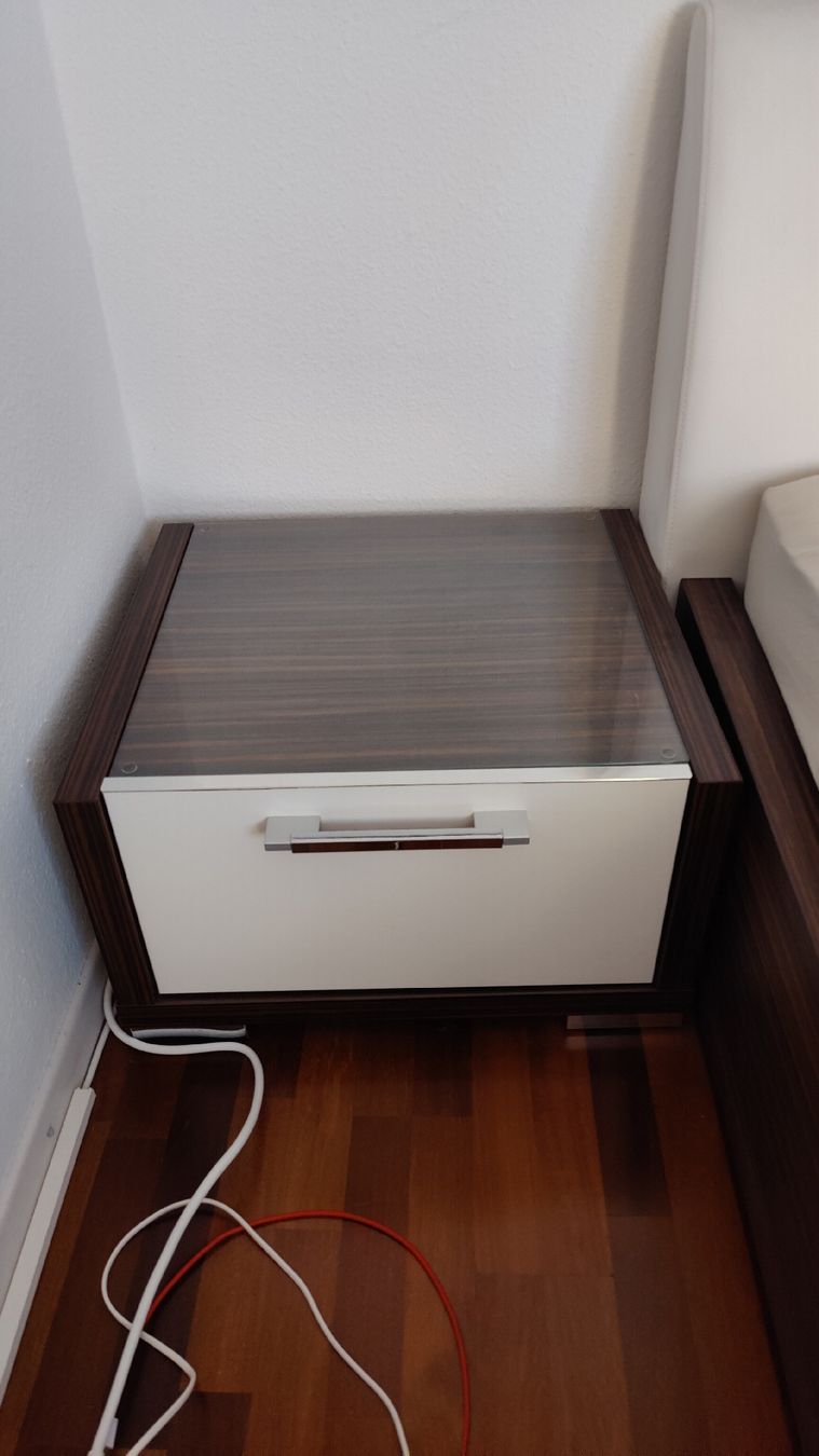 Tables de nuit: Bedside table with dark wood and white drawer – D'occasion à Zürich par somma_gio