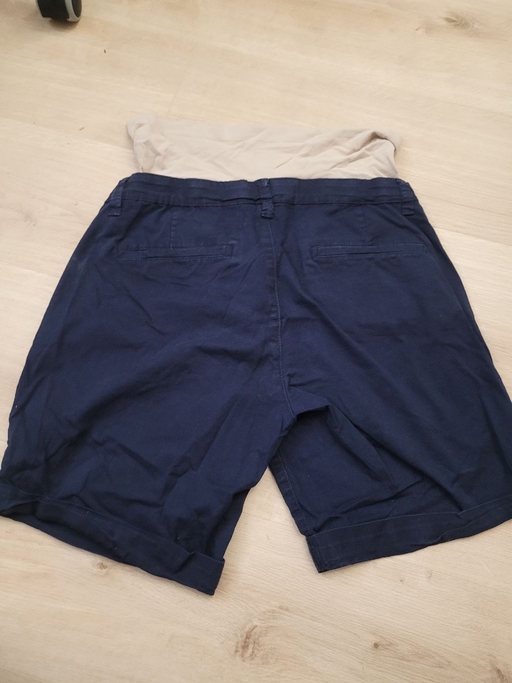 Pantaloni: kurze Umstandshose Gr. L – Usato da Lupsingen venduto da sta_wgg5 4