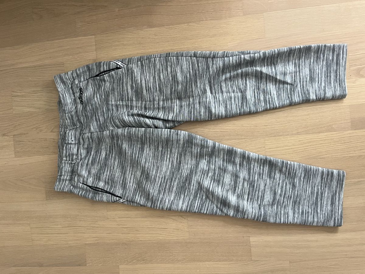 Adidas Pantaloni: Adidas Trainingshose Grau meliert Grösse S – Usato da Meilen venduto da jes_c25c