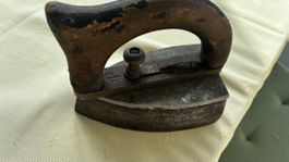 Antikes Bügeleisen mit Holzgriff