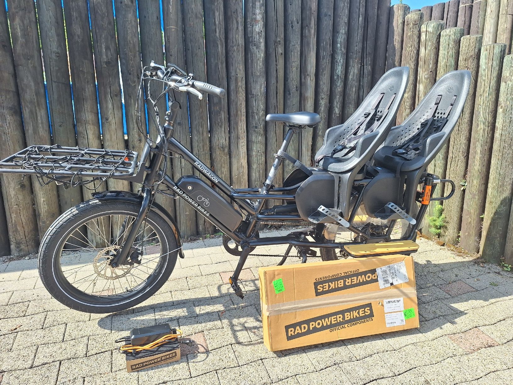 Velos: RadWagon 4 E-Lastenvelo inkl. 2 Thule Yepp Maxi + Caboose – Neu (gemäss Beschreibung) aus Gähwil von keb_qb65