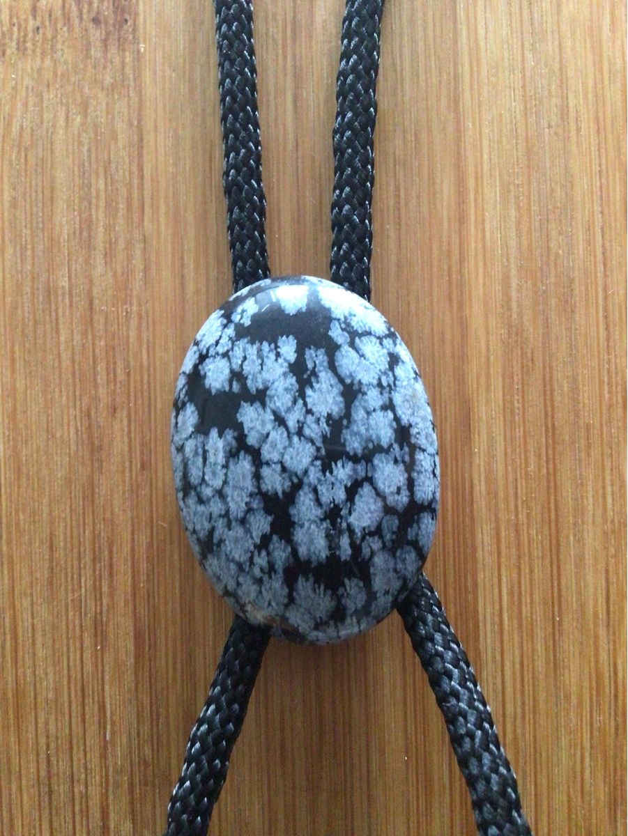 Cravatte: Schneeflocken Obsidian Bolo Tie / Krawatte mit Stein – Nuovo e nell'imballaggio originale da Hüntwangen venduto da Capricancer 2