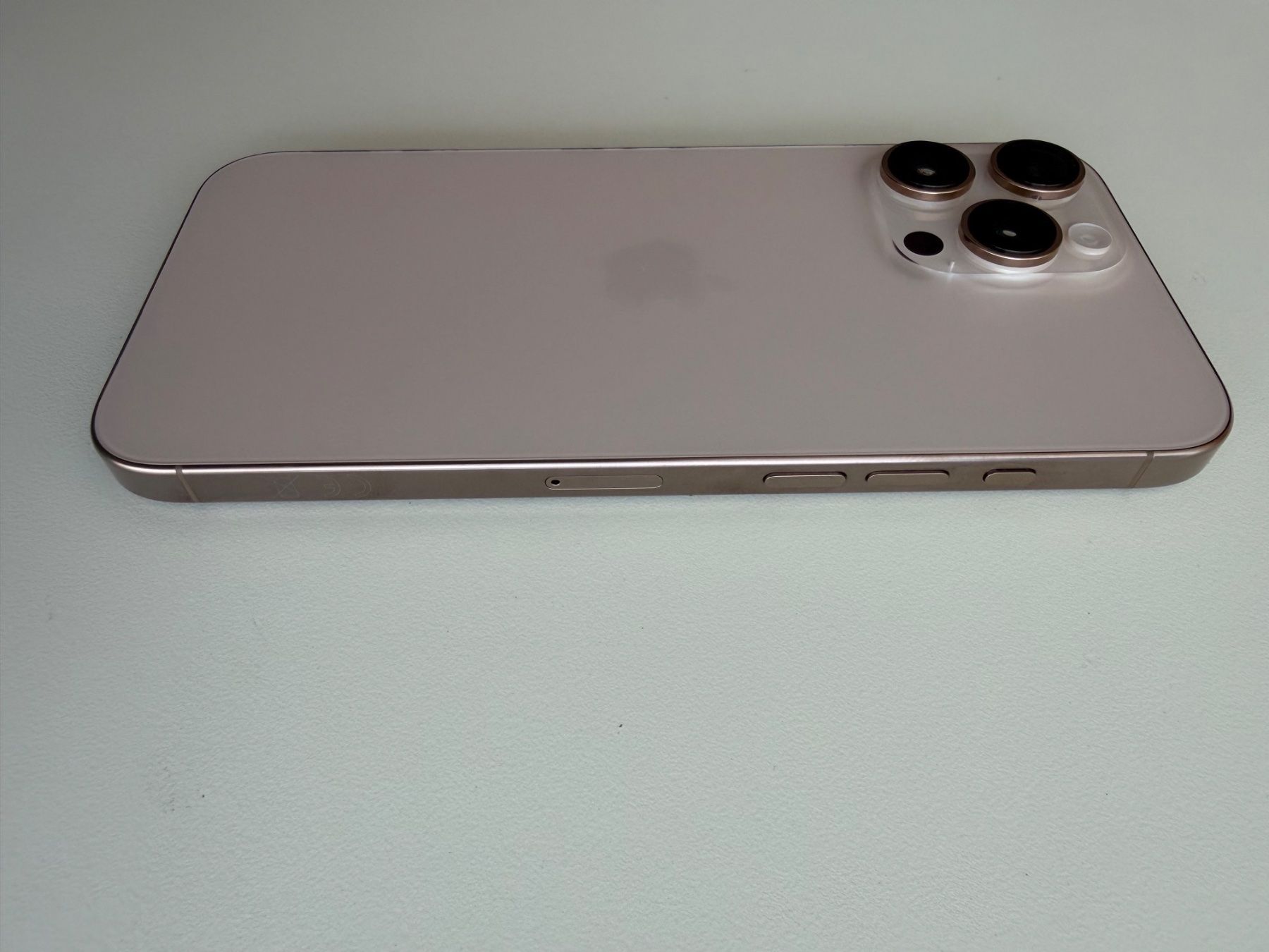Apple Telefoni cellulari / Smartphones: iPhone 16 Pro Max, Desert Titanium, 256GB – Usato da St-Gingolph venduto da GoldenKeys 6