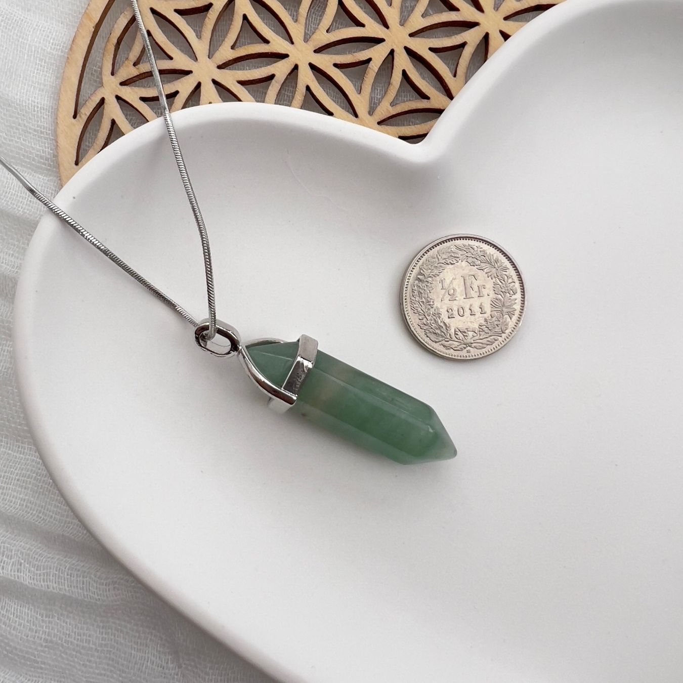 Ciondoli: Pendentif Menhir en aventurine verte – Nuovo e nell'imballaggio originale da Pully venduto da sunaddict 1