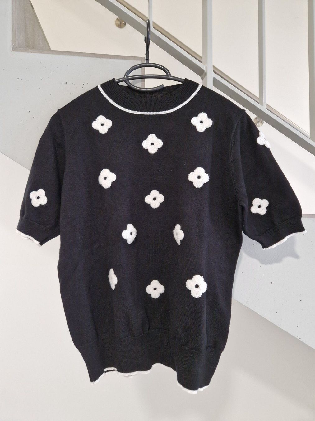 Pulls & Sweat-shirts: Damen Pullover Schwarz Blümchenmuster Grösse M – D'occasion à Kyburg par zei_z76d