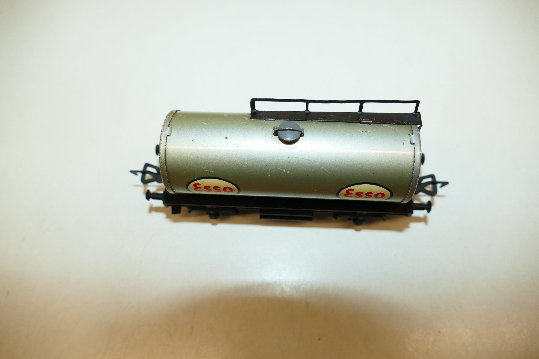 Fleischmann Modellini di ferrovie: Fleischmann H0: Kesselwagen Esso – Usato da Niederhasli venduto da rail-duerst 2