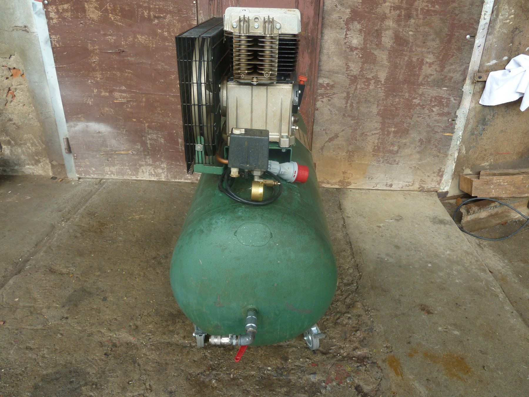 Compressori: Un compresseur de garage de 270 litres – Usato da Russy venduto da Guenefle 2