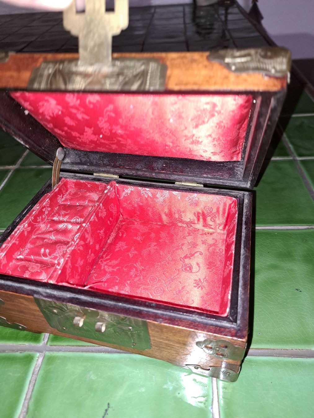 Barattoli: Antike Holz Schmuckschatulle mit rotem Samt,  – Usato da Kölliken venduto da Upcycling-by-Mc-TAM 2
