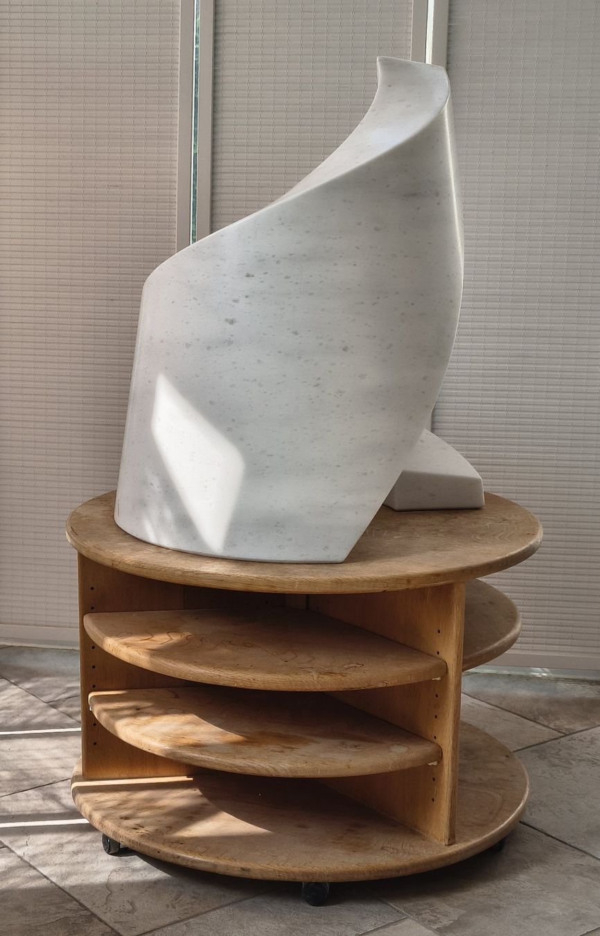 Skulpturen & Statuen: Geometrische Marmor Skulptur mit Eichen Sockel – Gebraucht aus Buttikon SZ von off_jdc7 1