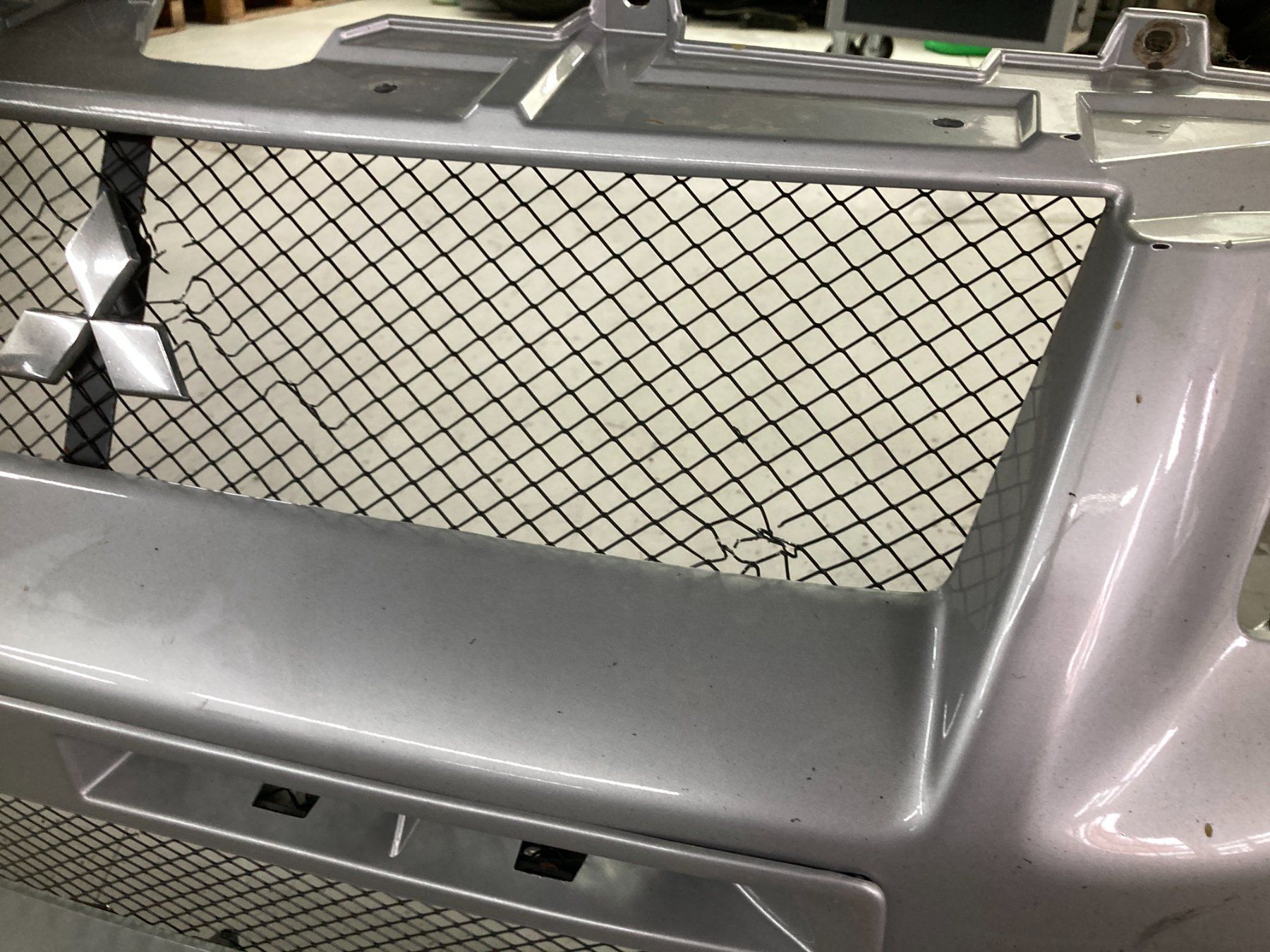 Tutti pezzi di ricambio auto: Mitsubishi Lancer EVO 7 Stossstange Vorne Silber – Usato da Cham venduto da WB2223 1
