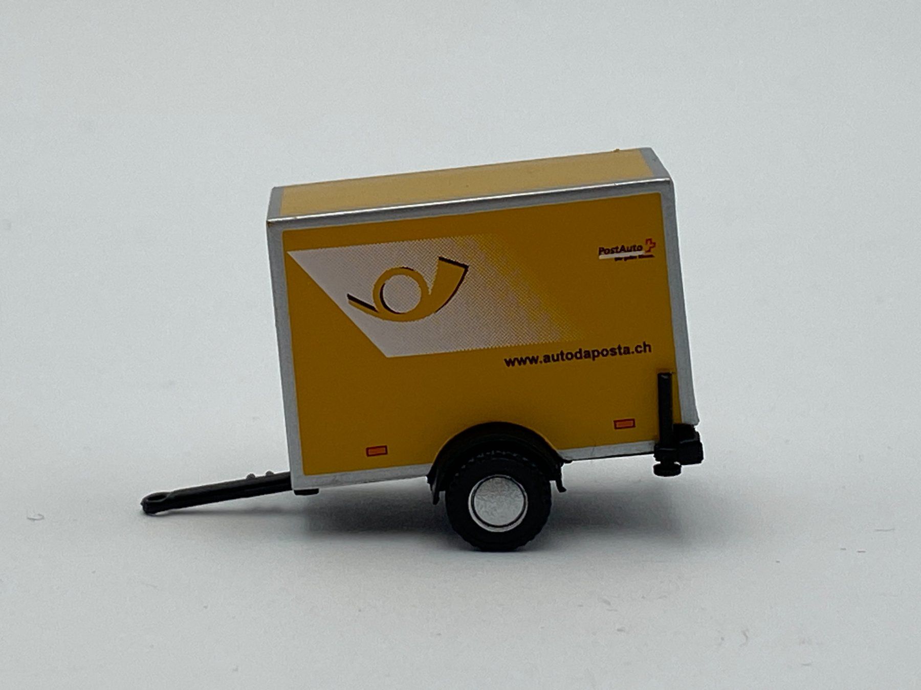 Modellini d'auto: VK-Modelle 04234 1:87 Einachsiger Anhänger Schweizer Post GR – Nuovo e nell'imballaggio originale da Neukirch a.d. Thur venduto da Modellbau-Artikel