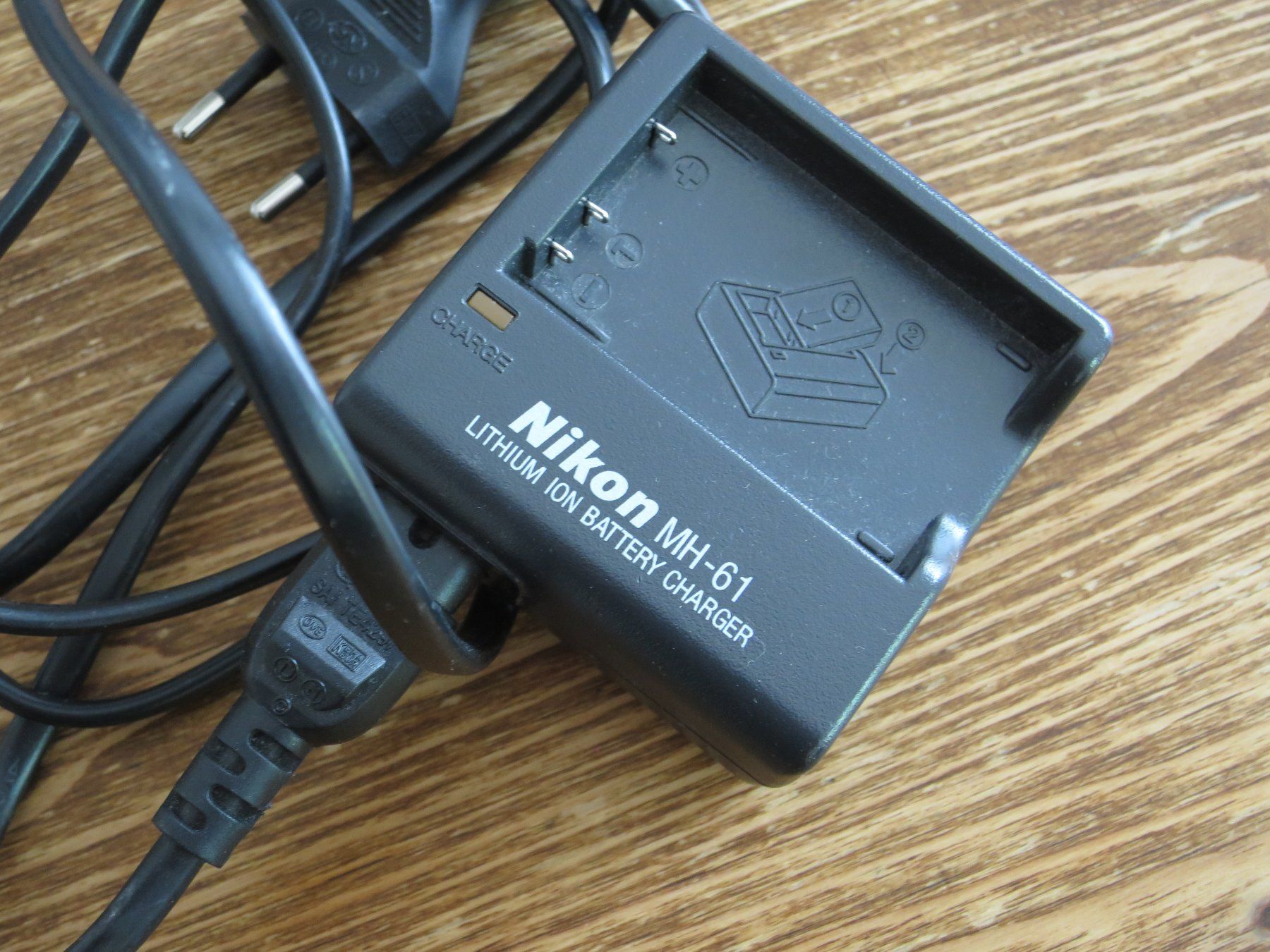 Nikon Altri Accessori: Nikon MH-61 Akku Ladegerät – Usato da Zürich venduto da Furgers