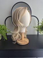 Feminine Monofilamen Perücke. Neu
