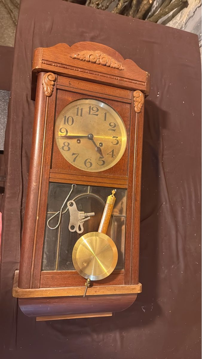 Swiss Uhren: Wanduhr mit Pendel Holzgehäuse – Gebraucht aus Herisau von Brockinet