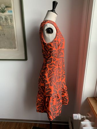 AKRIS: Extravagantes, orange gemustertes Kleid, 36