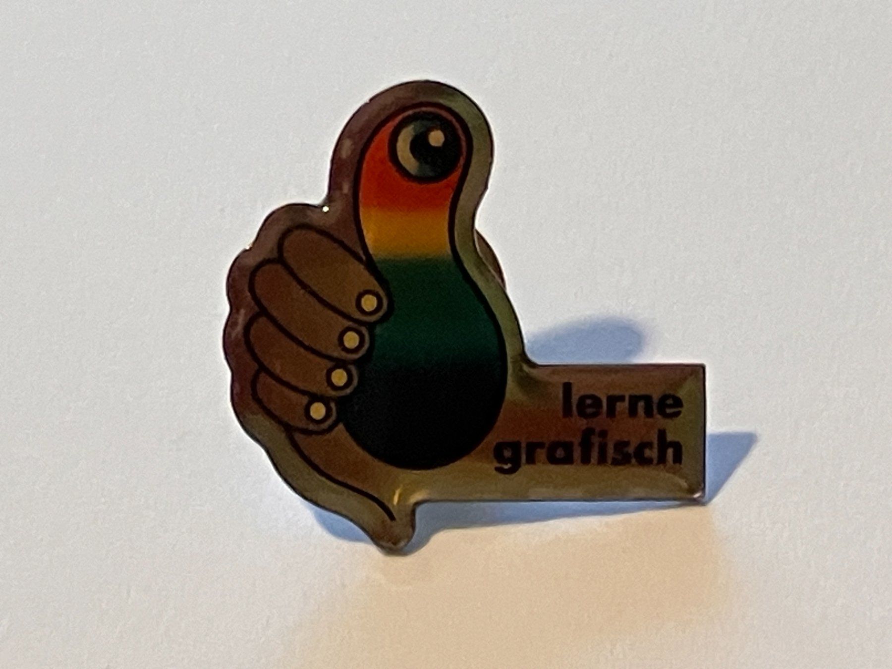 Placchette & Badge: 1 Pin lerne grafisch – Usato da Basel venduto da djwwpp