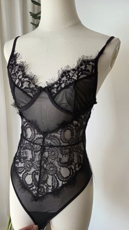 Damen Body schwarz mit Spitze Neu mit Etikett 