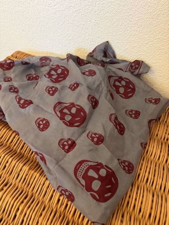 Seidenschal – Grau/Rot – Totenkopf‑Motiv