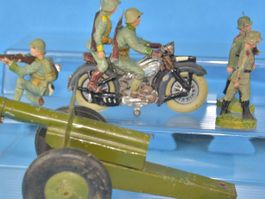 ANTIK 5 ELASTOLIN SOLDATEN + 1 METALL-KANONE + MOTORRAD