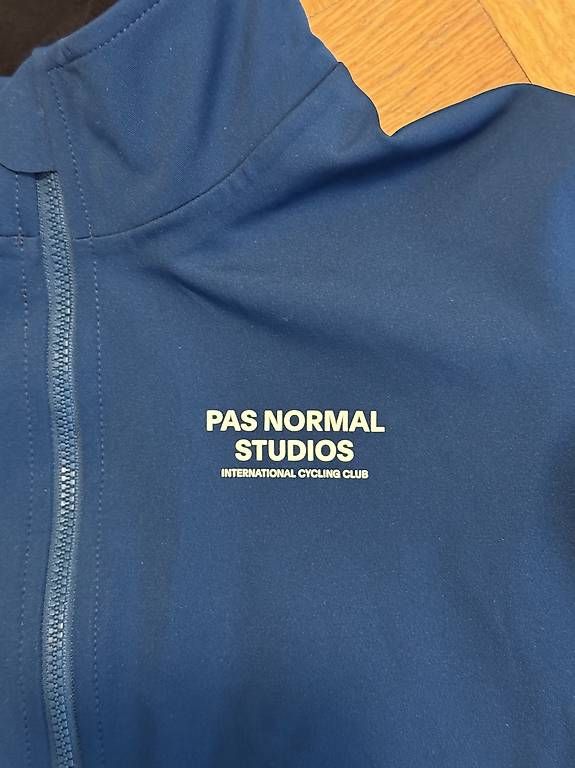 Pas Normal Studios Canottiere & Pantaloni: PAS NORMAL Mechanism Defend (L) – Usato da Lausanne venduto da Sirimaz 2