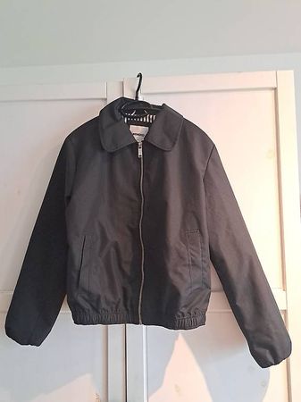 Leichte regenabweisende schwarze Jacke von Wemoto Grösse S