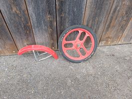 Rotes Mofa Rad mit Schutzblech