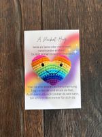 Gehäkeltes Herz Pocket Hug Regenbogen Farben neu