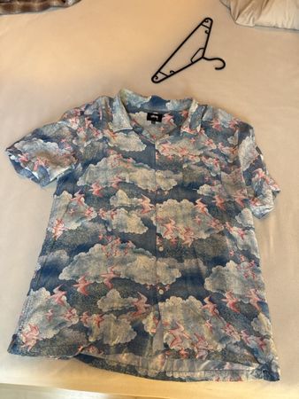 Stüssy Kurzarmhemd blau Wolkenmuster Grösse XXL