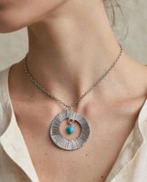 Collana con ciondolo cerchio martellato e cuore turchese