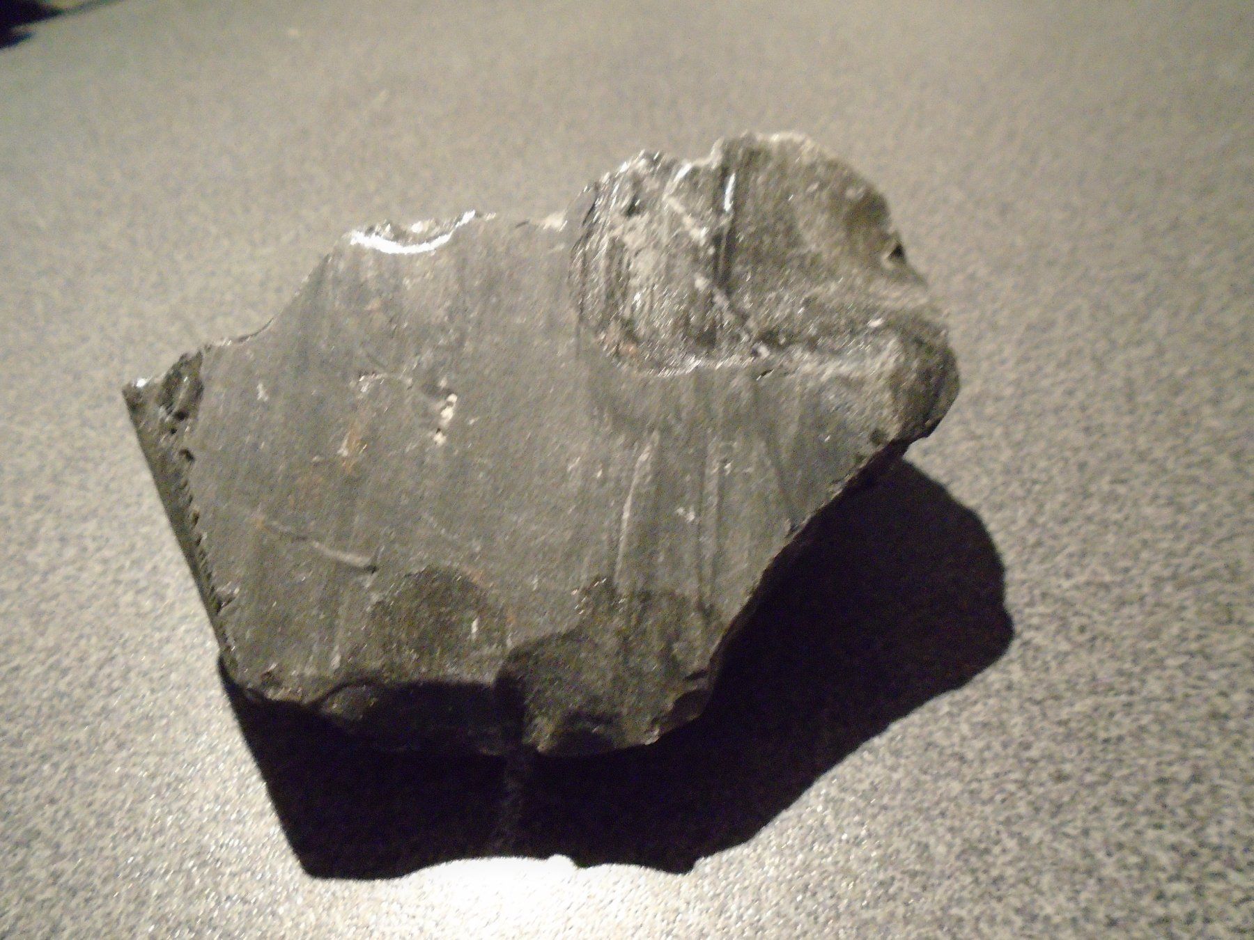 Minerali & Pietre curative: Stein schwarz, glänzend – Usato da Zürich venduto da abraxas1291 1
