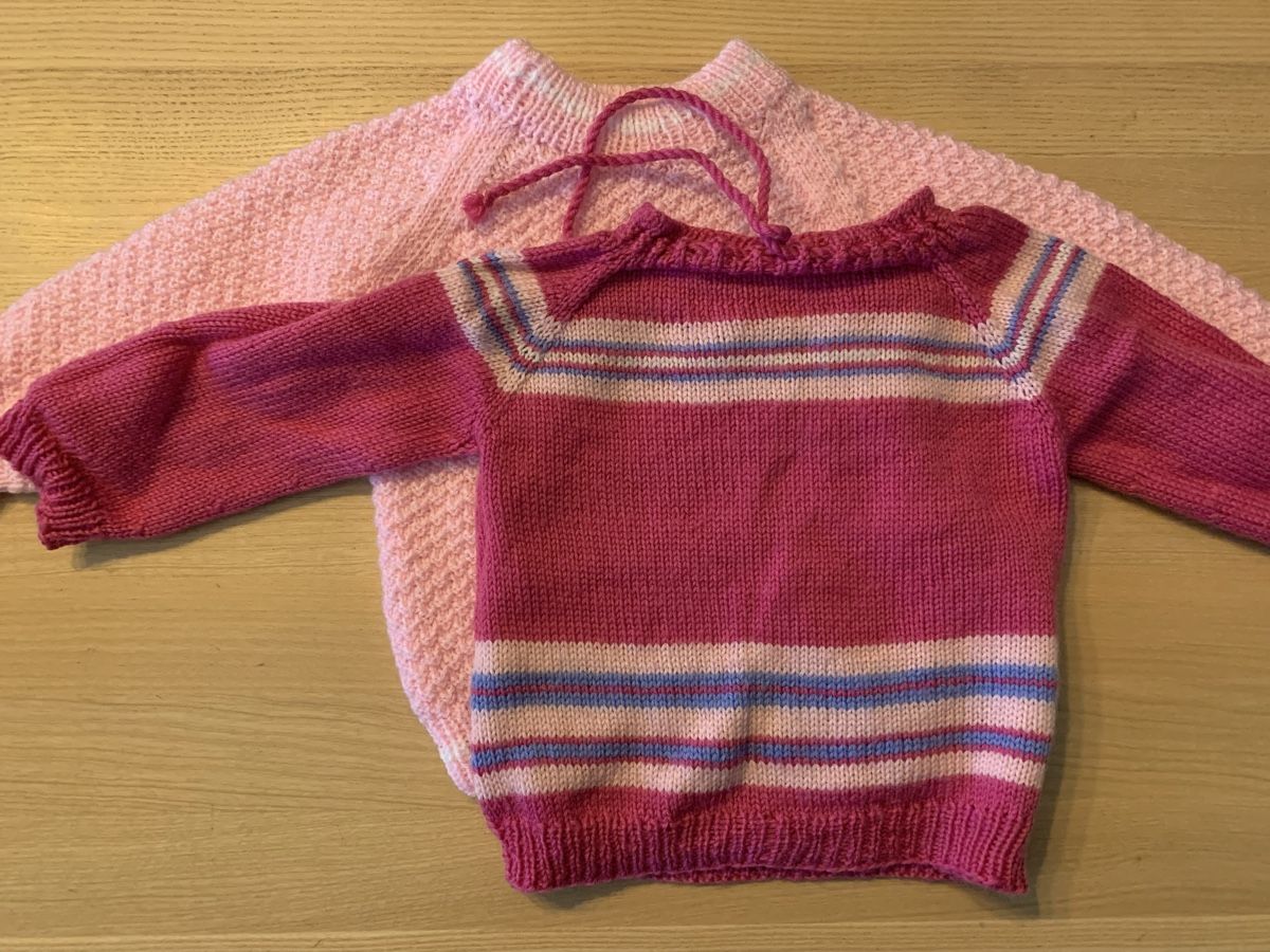 Kleiderpakete & -sets: Kinder Pullover 2 Stk. gestrickt, 68/74 – Gebraucht aus Unterägeri von Globi8634