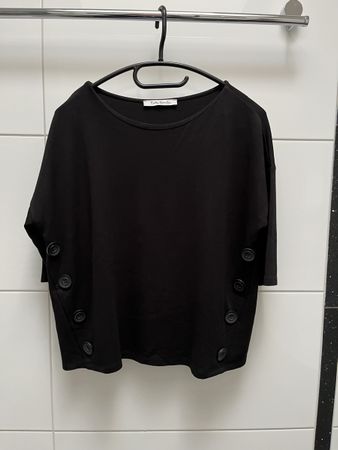 Schwarzes Shirt Gr. M mit seitlichen Knöpfen
