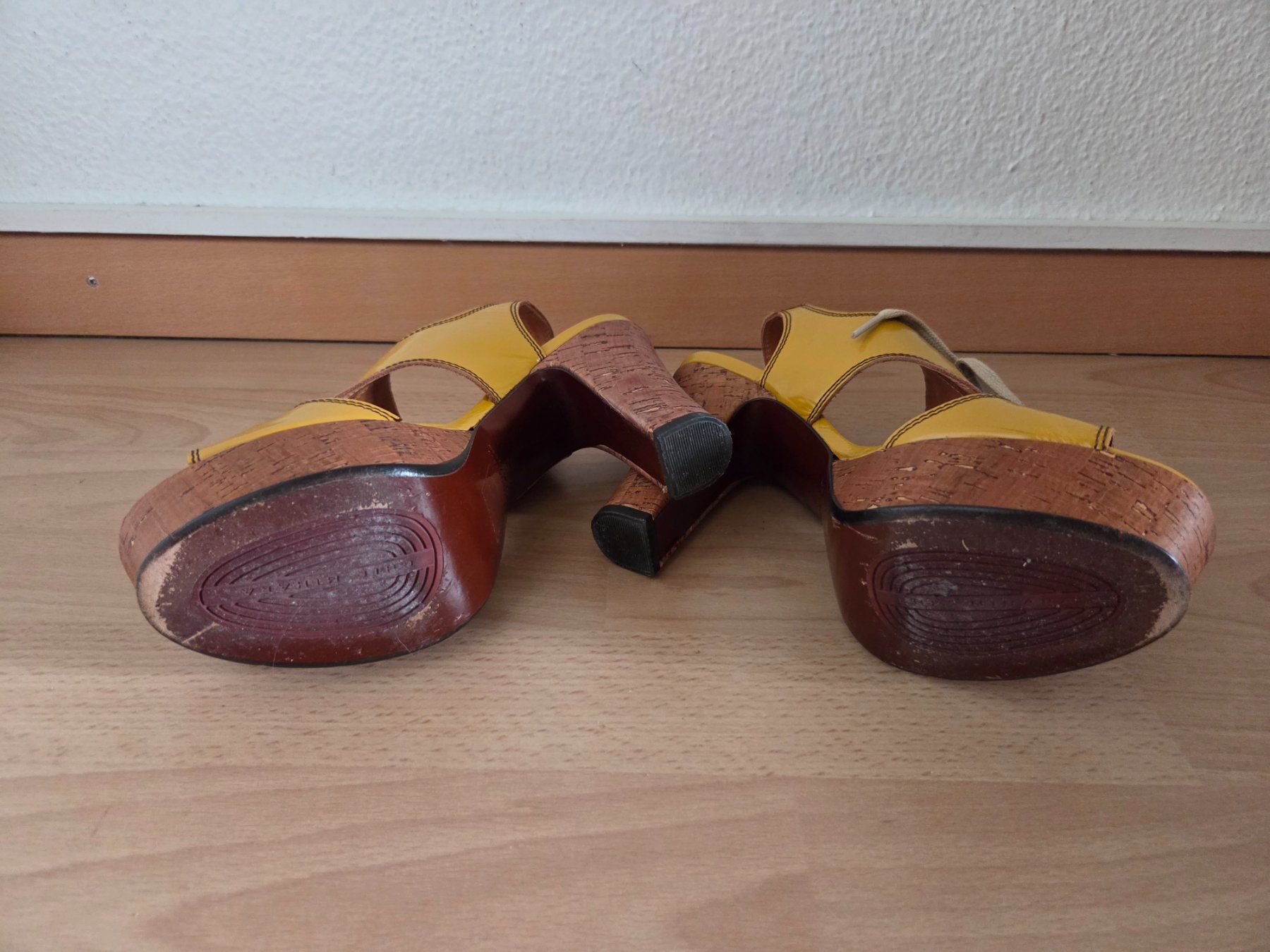 Chie Mihara Chaussures femmes: Chie Mihara Platosandalen Gr. 38 – D'occasion à Zürich par kat_7wq2 6