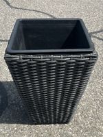 Schwarz geflochtener Planzentopf