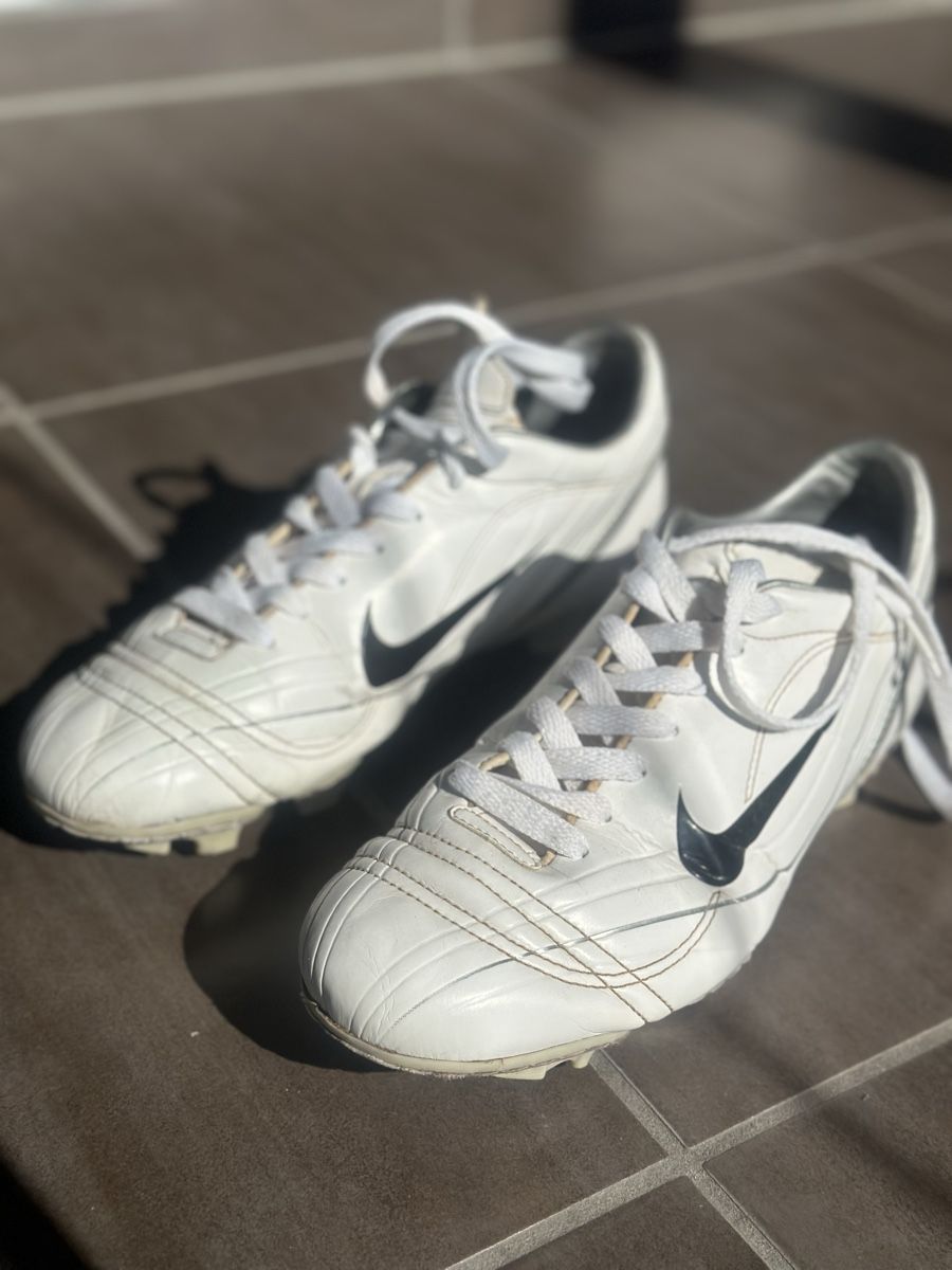 Nike Scarpe per ragazzi: Nike football boots white – Usato da Gattikon venduto da abr_7www