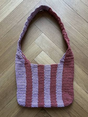 Handgemachte Häkeltasche, rot-lila gestreift, neuwertig