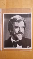 Donald Sutherland, Original Autogramm auf Grossfoto in s/w